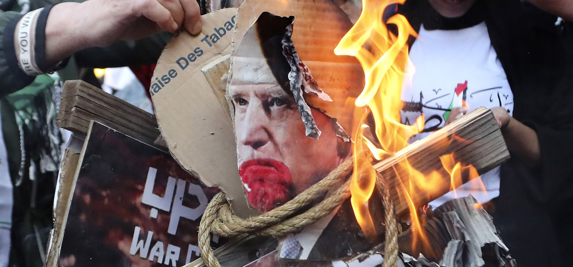 Manifestantes palestinos queman fotografías que muestran al presidente estadounidense Joe Biden durante una protesta en solidaridad con el pueblo palestino en Gaza, en el campo de refugiados palestinos de Ein el-Hilweh, en el sur del Líbano, el miércoles 18 de octubre de 2023. (Foto AP/Mohammed Zaatari ) Manifestantes palestinos queman fotografías que muestran al presidente estadounidense Joe Biden durante una protesta en solidaridad con el pueblo palestino en Gaza, en el campo de refugiados palestinos de Ein el-Hilweh, en el sur del Líbano, el miércoles 18 de octubre de 2023. (Foto AP/Mohammed Zaatari )