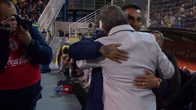Russo y Tevez se celebraron afectuosamente. Fueron campeones del fútbol argentino del último ciclo de Miguel en la Ribera.