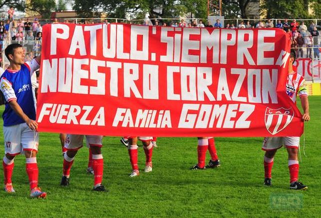 Inolvidable. Los jugadores entrerrianos le dedicaron una bandera a Patulo.