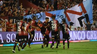 Newells logró la victoria ante el duro Vélez con un gol de Sforza y festejó el Coloso.  