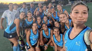 Las chicas de Rowing Azul metieron selfie luego de vencer a Estudiantes Negro.