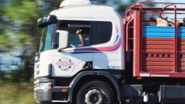 Héctor Rueda es flogueiro y su hobby consiste en situarse a la vera de la ruta para grabar camiones en movimiento