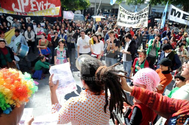 Lectura. El broche final de la convocatoria fue la lectura de un manifiesto elaborado por la multisectorial.