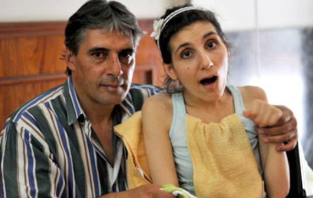 La joven padece desde los 11 años ataxia espinocerebelosa