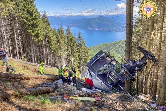 Trece muertos y dos niños graves al caer un teleférico en Italia
