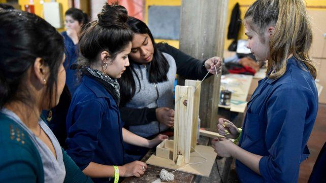 En las escuelas técnicas crece la matrícula y hay más mujeres