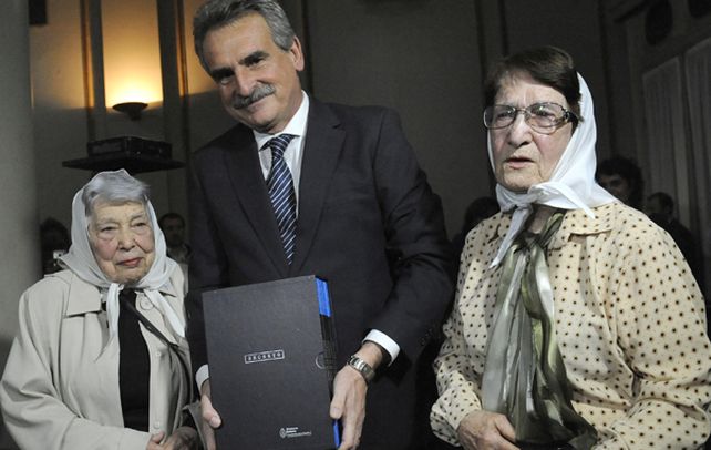En buenas manos. Rossi les entrega las copias a las Madres de Plaza 25 de Mayo Chiche Massa y Norma Vermeulen.
