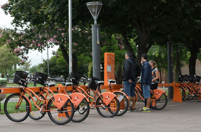 En auge. El uso de las bicicletas públicas se afianza entre los rosarinos. Un transporte sano
