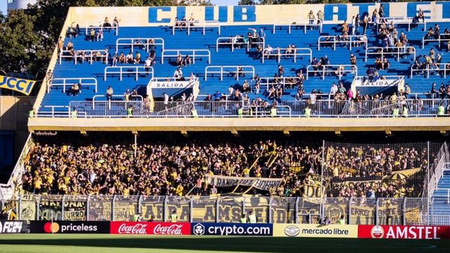 Los hinchas de Peñarol arrojaron pirotecnia y los canallas respondieron arrojando vallas.&nbsp;