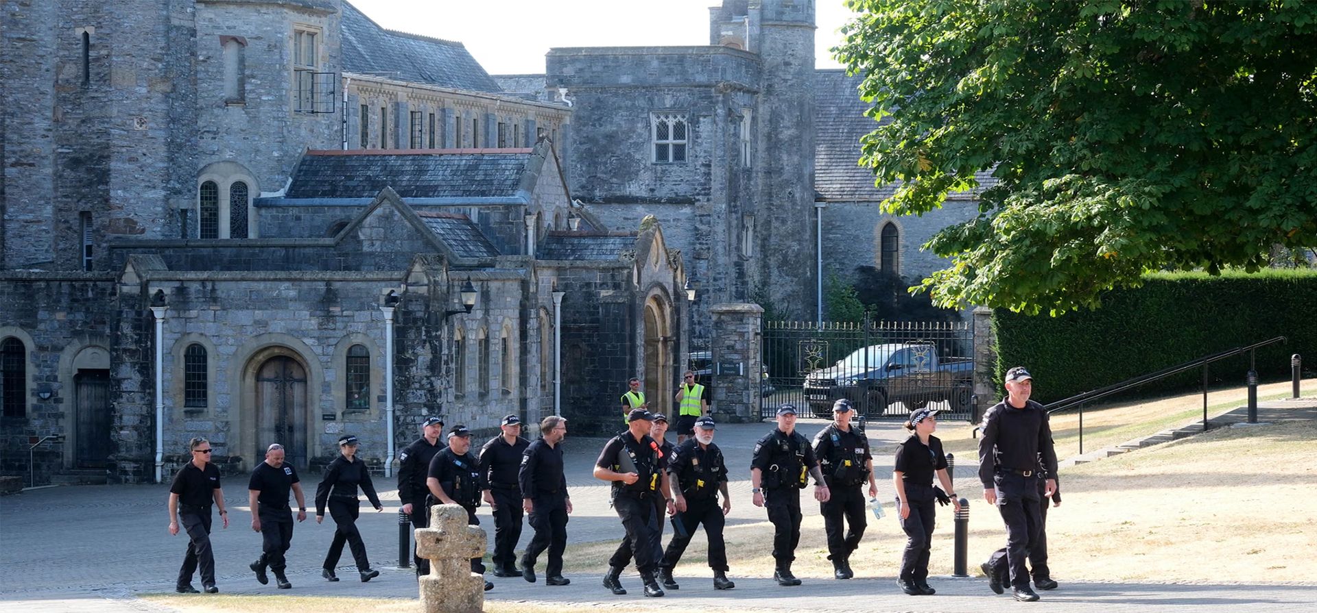Agentes de policía en los terrenos de la abadía de Buckfast antes del funeral de la exministra conservadora Ann Widdecombe, Buckfastleigh, Devon. Fotografía: Matt Keeble/PA Agentes de policía en los terrenos de la abadía de Buckfast antes del funeral de la exministra conservadora Ann Widdecombe, Buckfastleigh, Devon. Fotografía: Matt Keeble/PA
