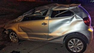 En calle Espejo, a metros del complejo de viviendas Procrear de Paraná, un automovilista se accidentó y debió ser trasladado al hospital San Martín.