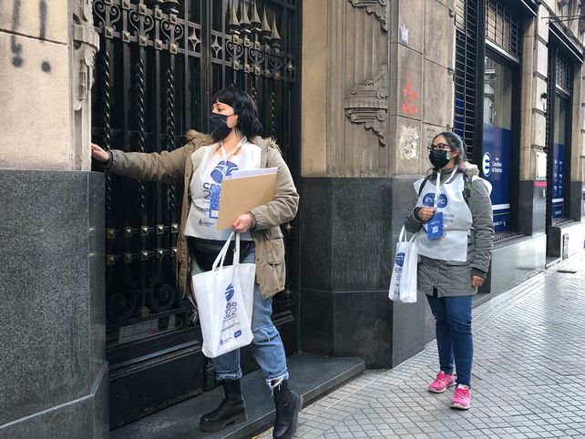 Los censistas empezaron a recorrer las calles de la ciudad casi desiertas