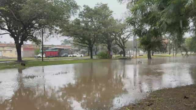 Un fuerte temporal volvió a afectar a Tucumán con calles y utas anegadas y cortadas