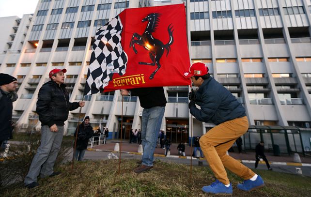 Seguidores de Ferrari se instalaron frente al hospital donde está internado Schumacher.