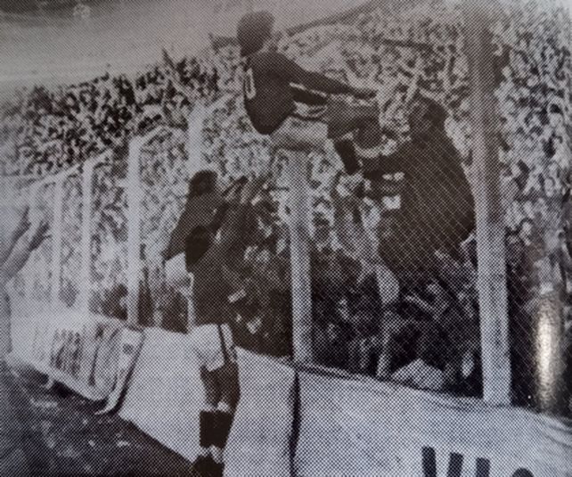 Marito Zanabria se cuelga del alambrado para celebrar el título del 74’.