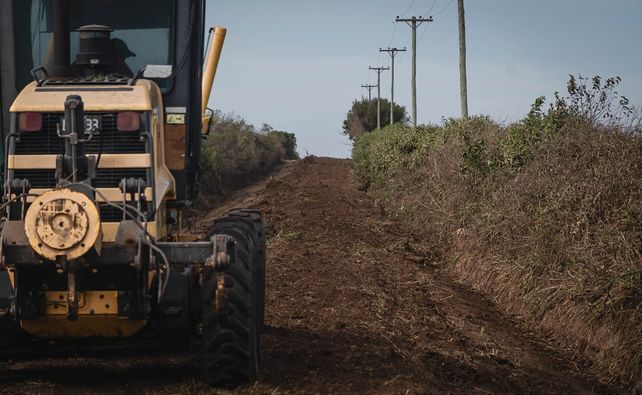 El Gobierno de Entre Ríos invierte en mejora de caminos rurales y maquinaria vial.