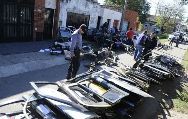 El desarmadero estaba en la parte posterior de una vivienda ubicada en pasaje Jean Jaures 5200. Se hallaron más de 500 partes de coches de primeras marcas.