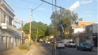 Los cables de la luz quedaron colgando luego de que un camionero derribara un semáforo. También cayeron dos postes de alumbrado.&nbsp;