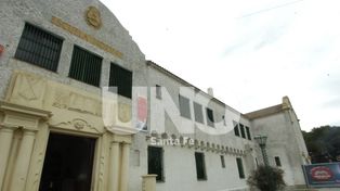 Teteada frente a una escuela para reclamar que la dejen ingresar a estudiar con su bebé