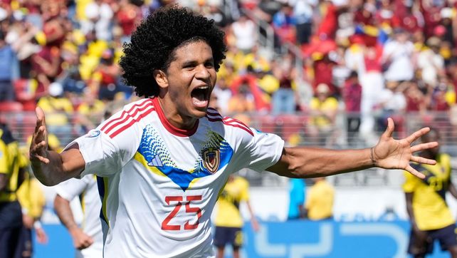 Eduard Bello celebra el gol de la victoria de Venezuela sobre Ecuador