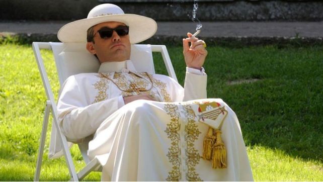 Jude Law interpreta a un Papa muy particular en la serie El joven Papa