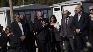 El ministro de Seguridad nacional, Aníbal Fernández, durante el acto que se desarrolla en el Destacamento Móvil 7, en Circunvalación y Jorge Newbery.