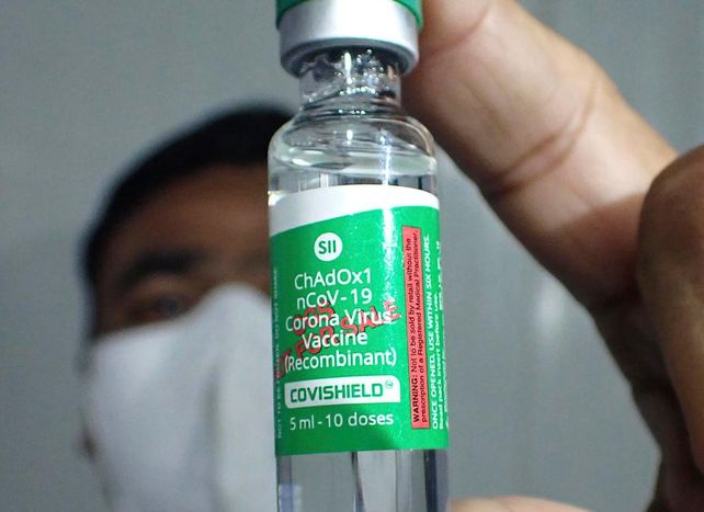COLOR VERDE. Un agente sanitario muestra una dosis de la vacuna Covishield creada en India.