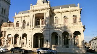 La intendente de la ciudad de Victoria, Isa Castagnino, mediante el Decreto Nº 511/2025, también dispuso la reducción del 20% &nbsp;las remuneraciones de los funcionarios.