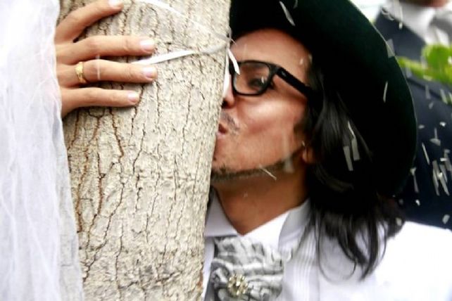 Se casa con un árbol para defender la naturaleza