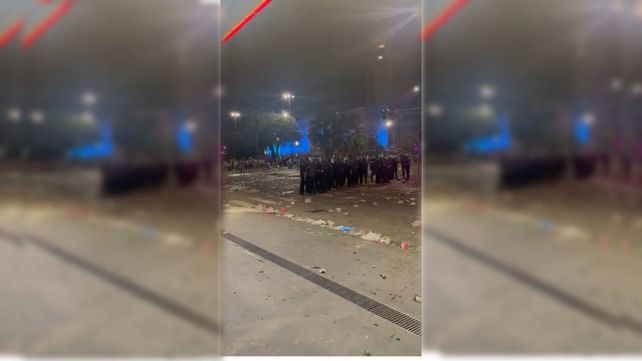 VIDEO La Policía intervino para desalojar Rivadavia y Bulevar, volaron botellazos y hubo disparos