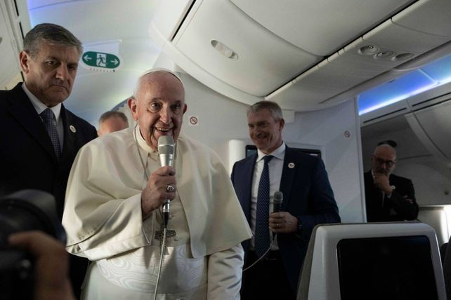 Francisco dio una conferencia de prensa en vuelo de rergreso de Bahrein. Como es habitual