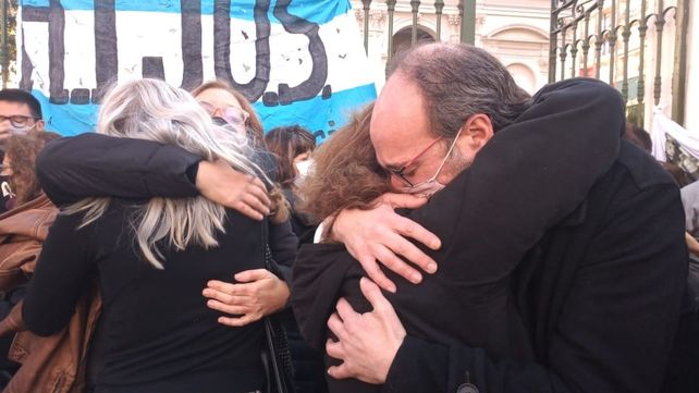 Familiares de víctimas y militantes estuvieron presentes en las afueras de los Tribunales Federales de Rosario.