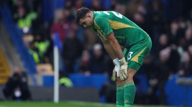 Dibu Martínez se lesionó en su mano izquierda en el último partido de Aston Villa por la Premier League.