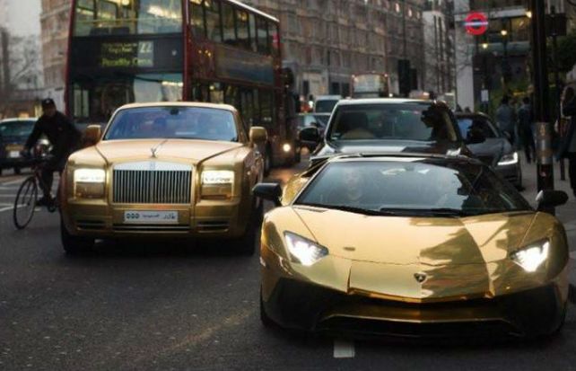 Una osadía en la capital inglesa. El magnate paseó sus autos valuados en millones de dólares.