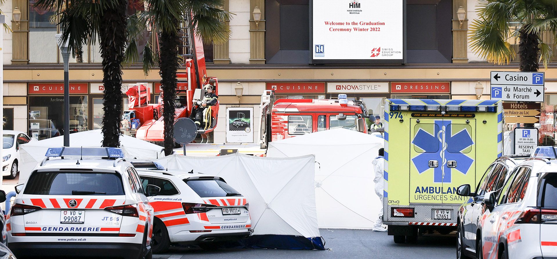 Autos y tiendas de campaña bloquean una calle en Montreux, Suiza, el jueves 24 de marzo de 2022. La policía suiza encontró cuatro personas muertas al pie de un edificio en Montreux. Un portavoz de la policía regional de Vaud dijo a The Associated Press que no podía confirmar de inmediato un informe de noticias del diario suizo Blick, que citaba a un oficial de policía no identificado que decía que los cinco habían saltado de un edificio.