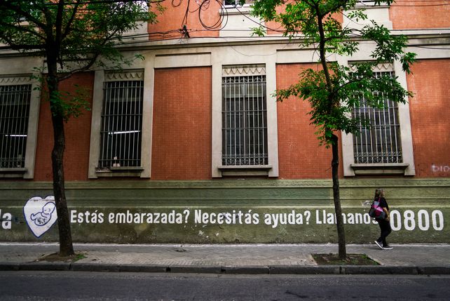 El teléfno de la Red Nacional de Acompañamiento a la Mujer con Embarazo Vulnerable pintado en la pared del colegio San José de Rosario. Foto: Celina Mutti Lovera