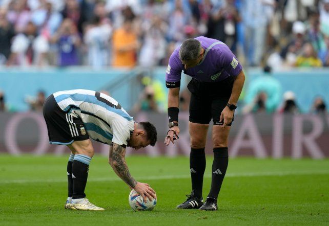 Messi y Vincic el día de la única caída argentina en Qatar.