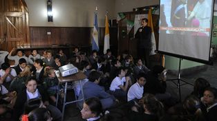En Rosario la eufórica vigilia por la asunción del Papa fue en el colegio San Patricio