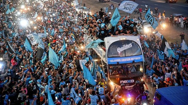 El colectivo que trasladó a los jugadores y que estuvo cerca de golpear un puente.