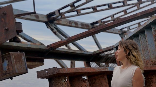 “Zona Franca” está inspirado por un espacio portuario histórico de la costa rosarina como la ex Zona Franca de Bolivia y cuenta con la participación de la soprano María Sol Bennasar.
