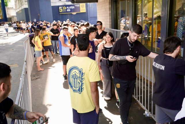 Fiebre canalla para comprar la camiseta que rememora la obtención de la Copa Conmebol