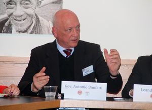 Bonfatti dijo que el sistema de salud debe actuar por oferta y no por demanda