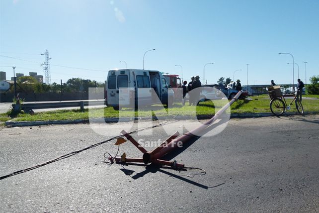 Chocó y tiró abajo una columna de alumbrado público en la ruta 168