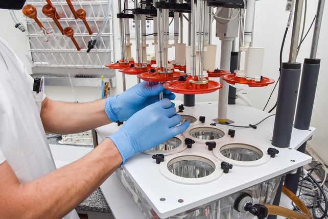 El laboratorio abastece gratuitamente a casi 16 millones de argentinos y argentinas que acuden al sistema público de salud.