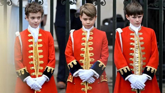 El príncipe Jorge de Gales (centro) de Gran Bretaña se encuentra en la Abadía de Westminster