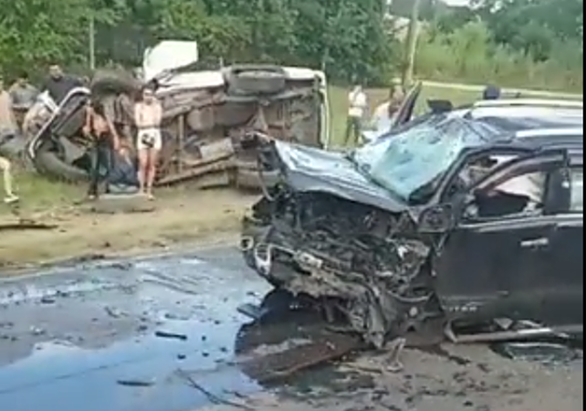 Dos muertos y siete heridos en un choque frontal entre dos camionetas