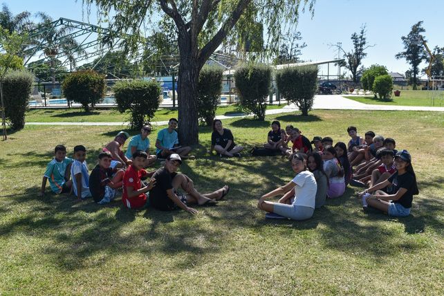 Unos 600 niños disfrutan de la Escuela de Verano en el Polideportivo Comunal de Timbúes