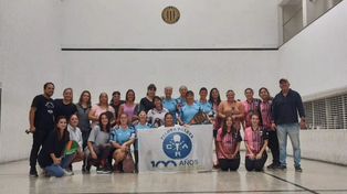 En ascenso. Mujeres de distintos clubes de Rosario, en la cancha de pelota a paleta de Gimnasia.