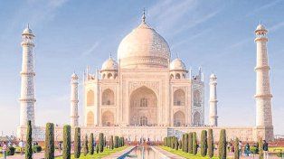 El Taj Mahal, ubicado en Agra, India, es uno de los monumentos más emblemáticos del mundo y símbolo universal del amor.