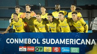 La formación de Defensa y Justicia, ante Cerro Largo, en el debut en Copa Sudamericana. Entre los once, un ex Newells: Panchito González.
